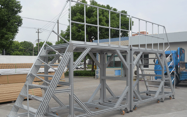 粉色网站免费看踏步走台