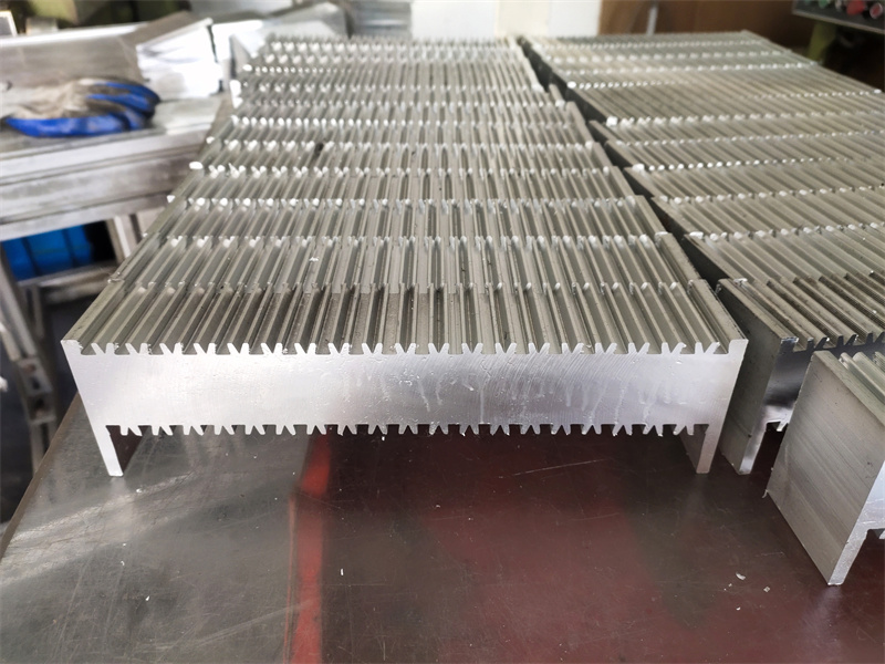 挤压散热片粉色网站免费看