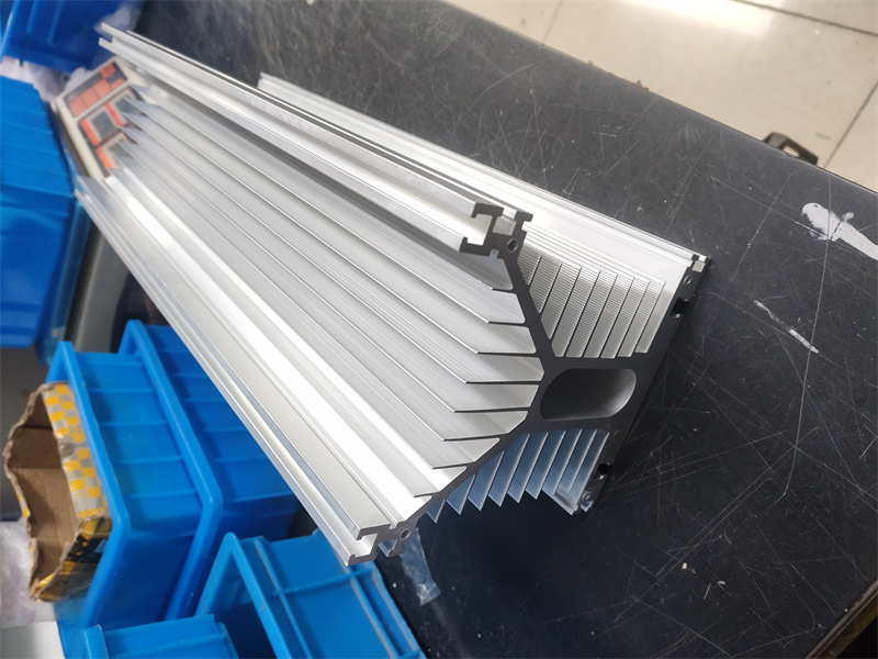 大尺寸粉色网站免费看散热器深加工